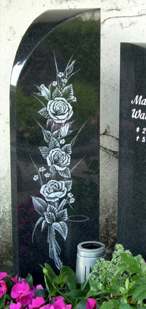 Schwarzer stein mit rosen